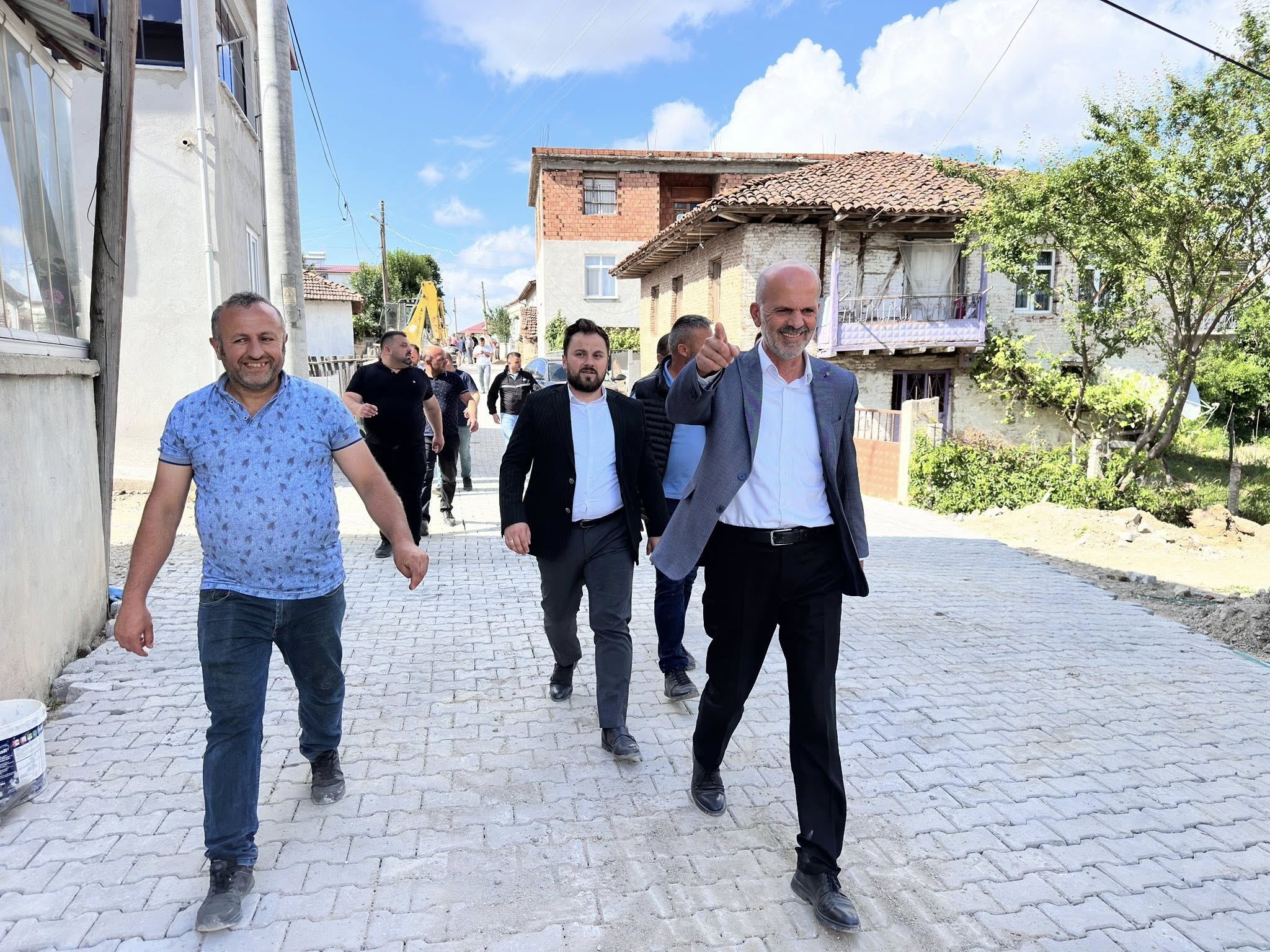 Ladik'te Kırsal Mahallelere Parke Taşı Döşeniyor
