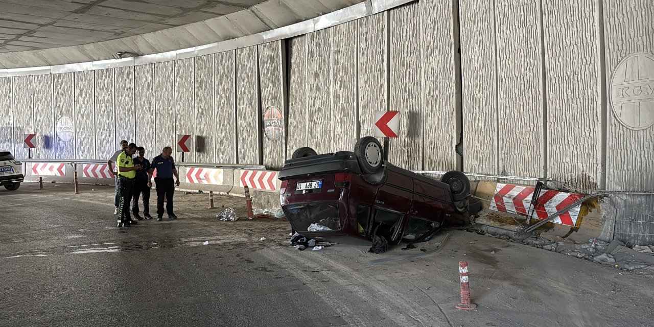 Devrilen otomobildeki 5 kişi yaralandı