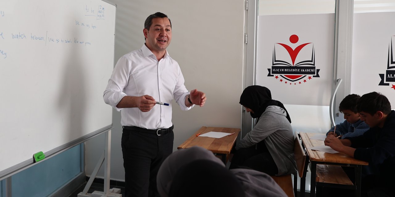 Öğrencilere ücretsiz İngilizce kursu veriyor