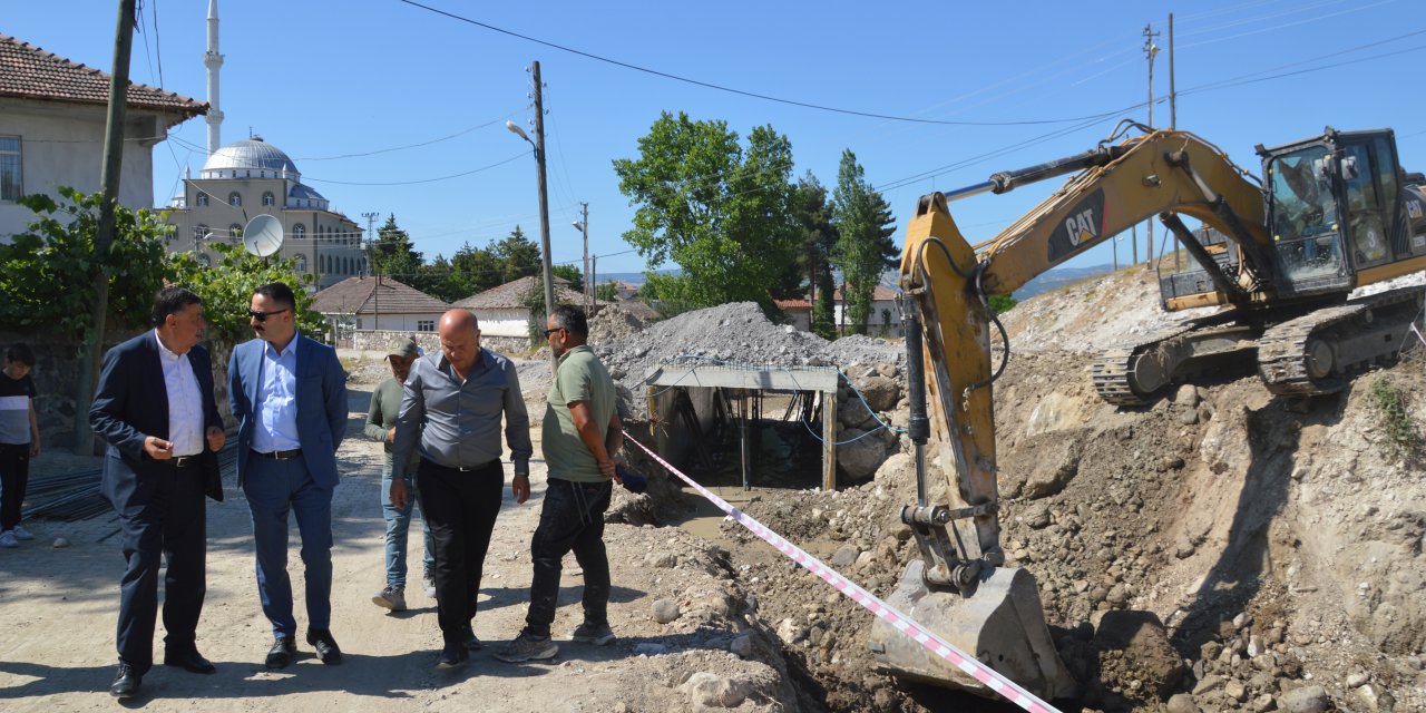 Akarsu yatağı ıslah çalışmaları devam ediyor