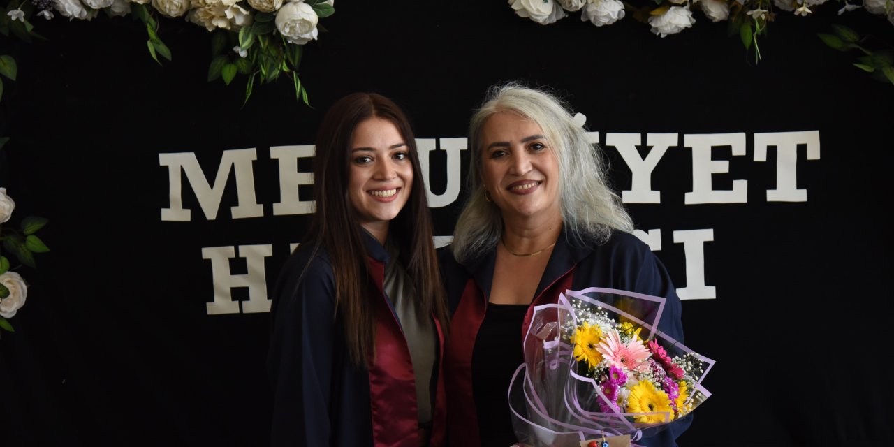 Üniversiteyi birlikte okuyan anne kız diplomalarını aldı