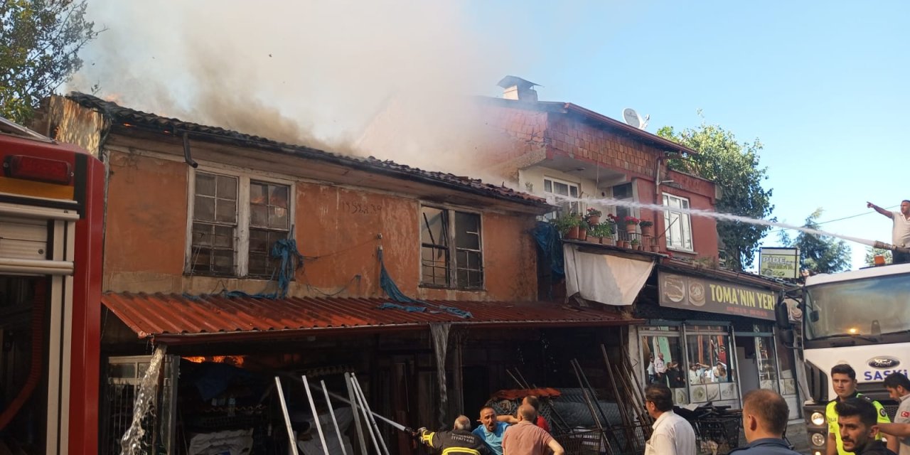 Fırında çıkan yangın evlere sıçradı