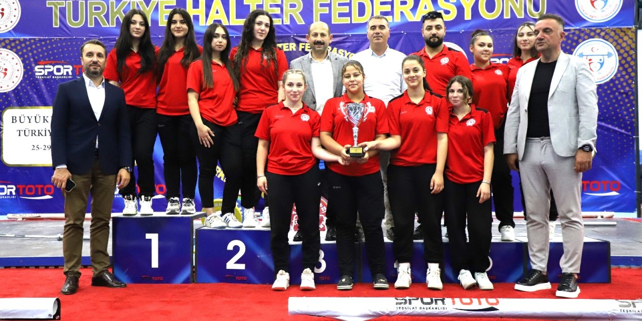 Kadın sporculara ödülleri verildi