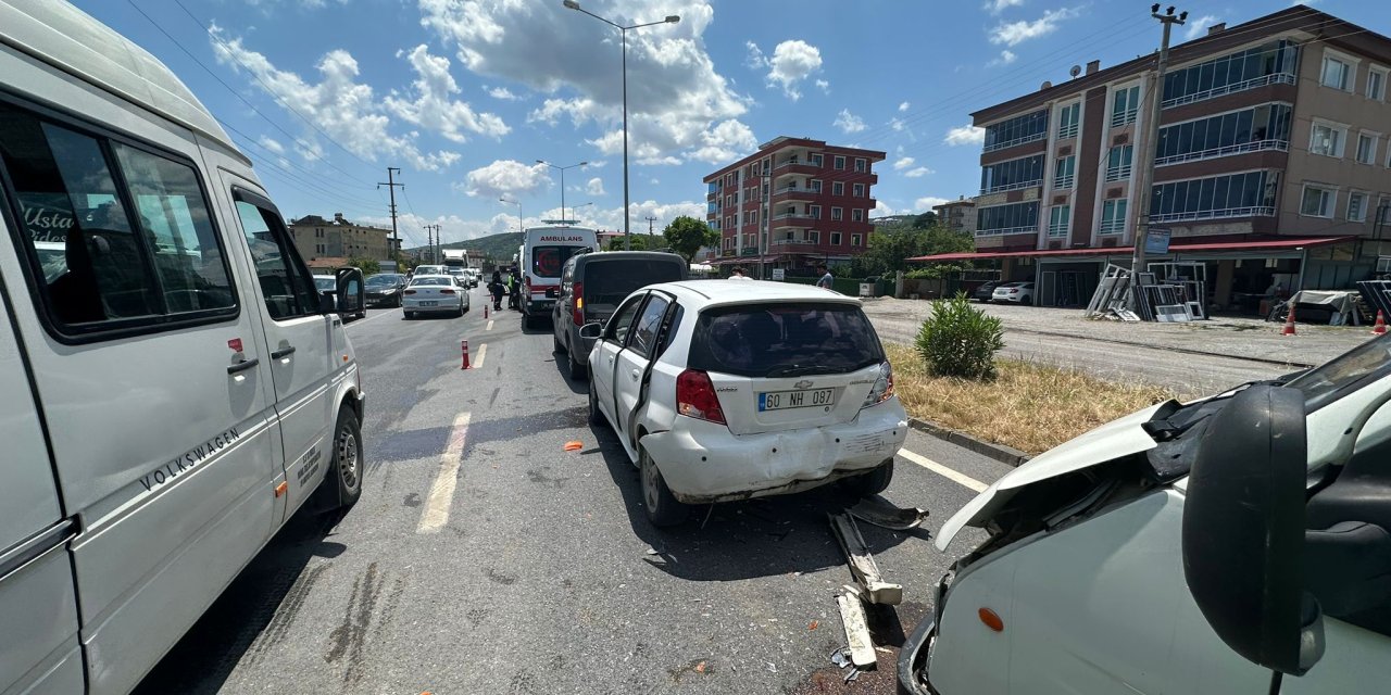 Zincirleme trafik kazasında 2 kişi yaralandı