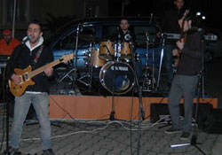 Kaldırıma coşkulu karşılama