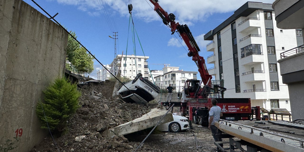 Atakum'da bir sitenin istinat duvarı çöktü