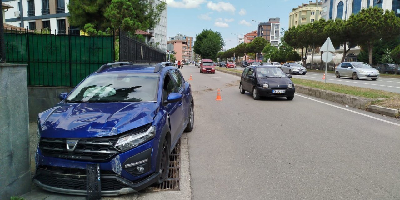Duvara çarpan otomobilin sürücüsü yaralandı