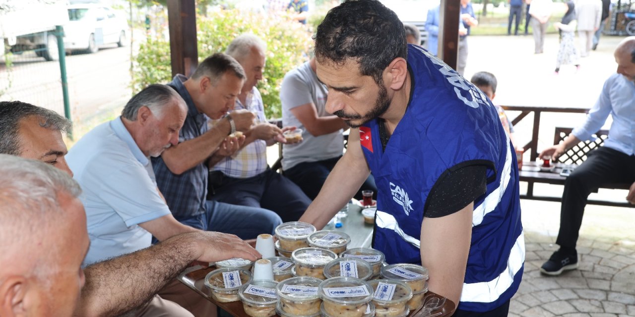 Vatandaşlara aşure ikram edildi