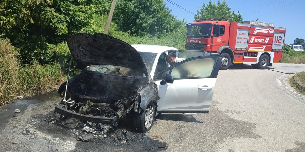 Seyir halindeki otomobil yandı