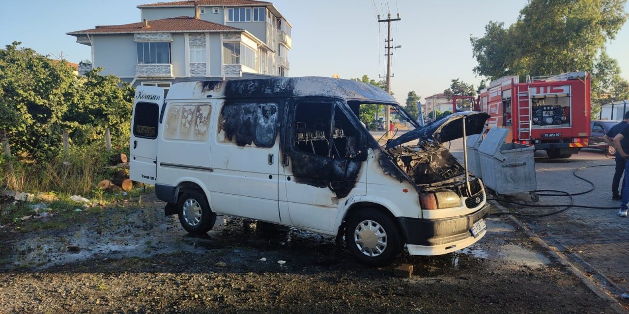 Park halindeki minibüs alev aldı