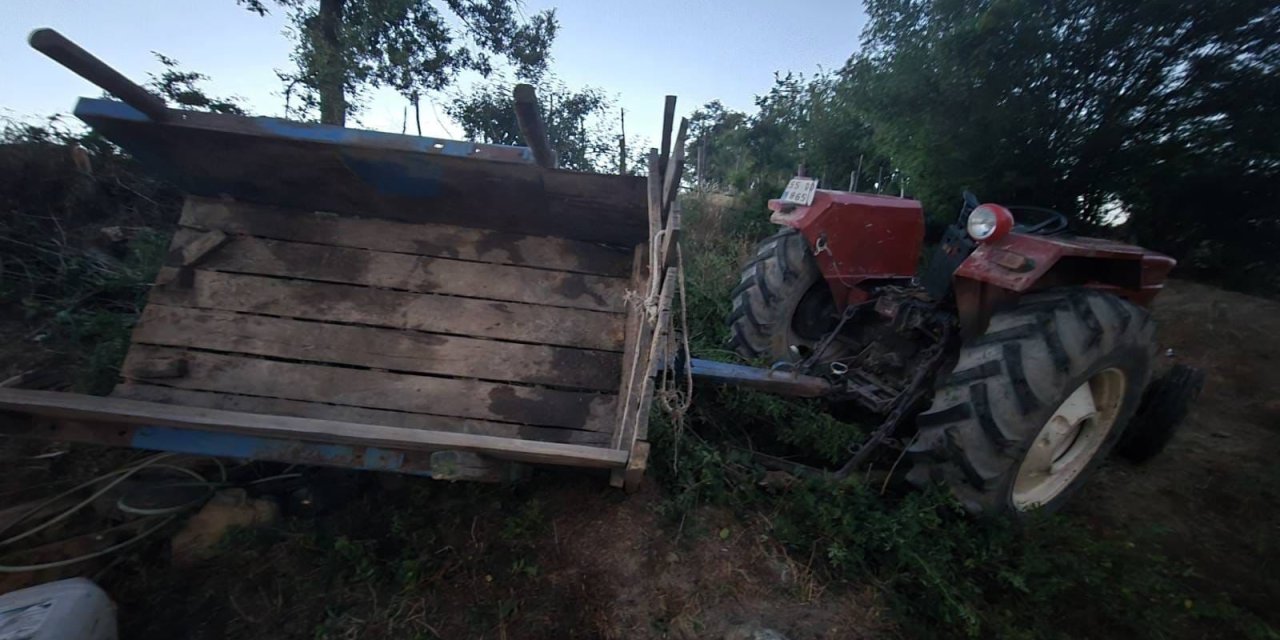 Devrilen traktörün altında kalan kadın ağır yaralandı
