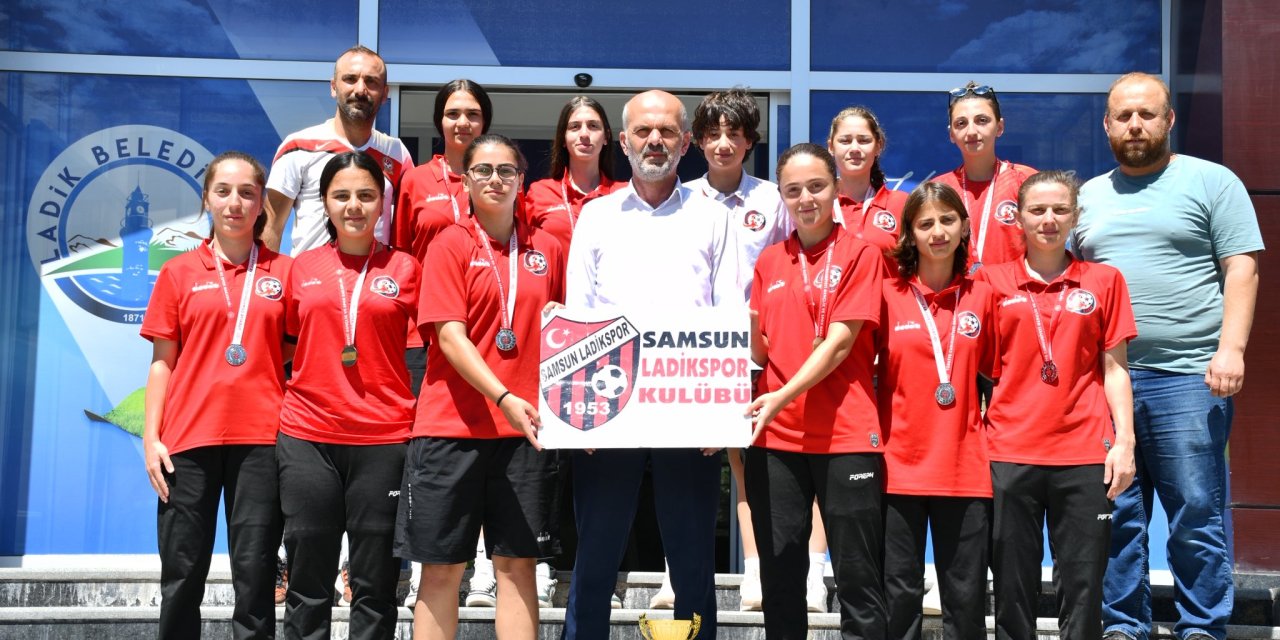 Ladikspor U15 Kız Takımı Türkiye ikincisi oldu
