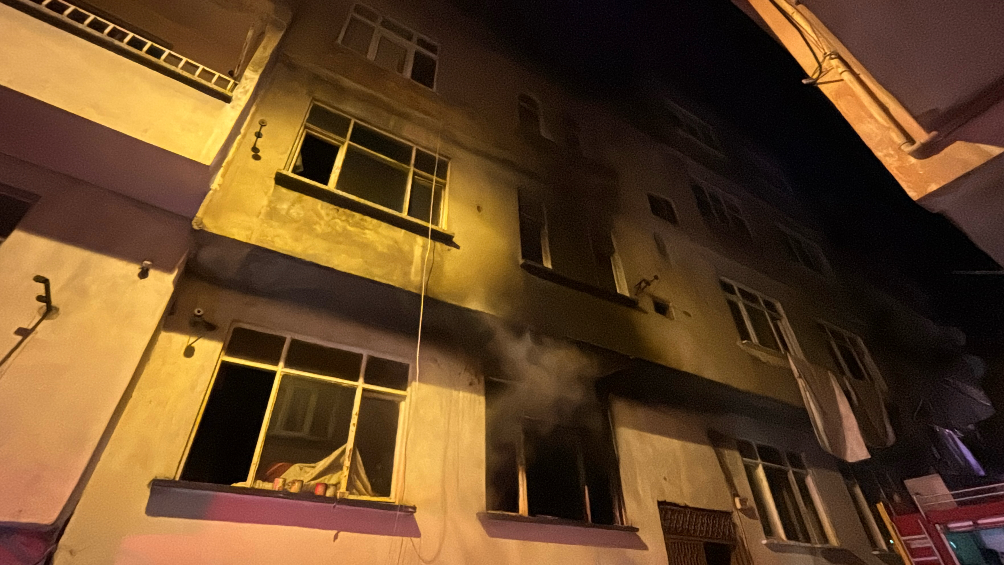 Binada Çıkan Yangında 3 Kişi Dumandan Etkilendi