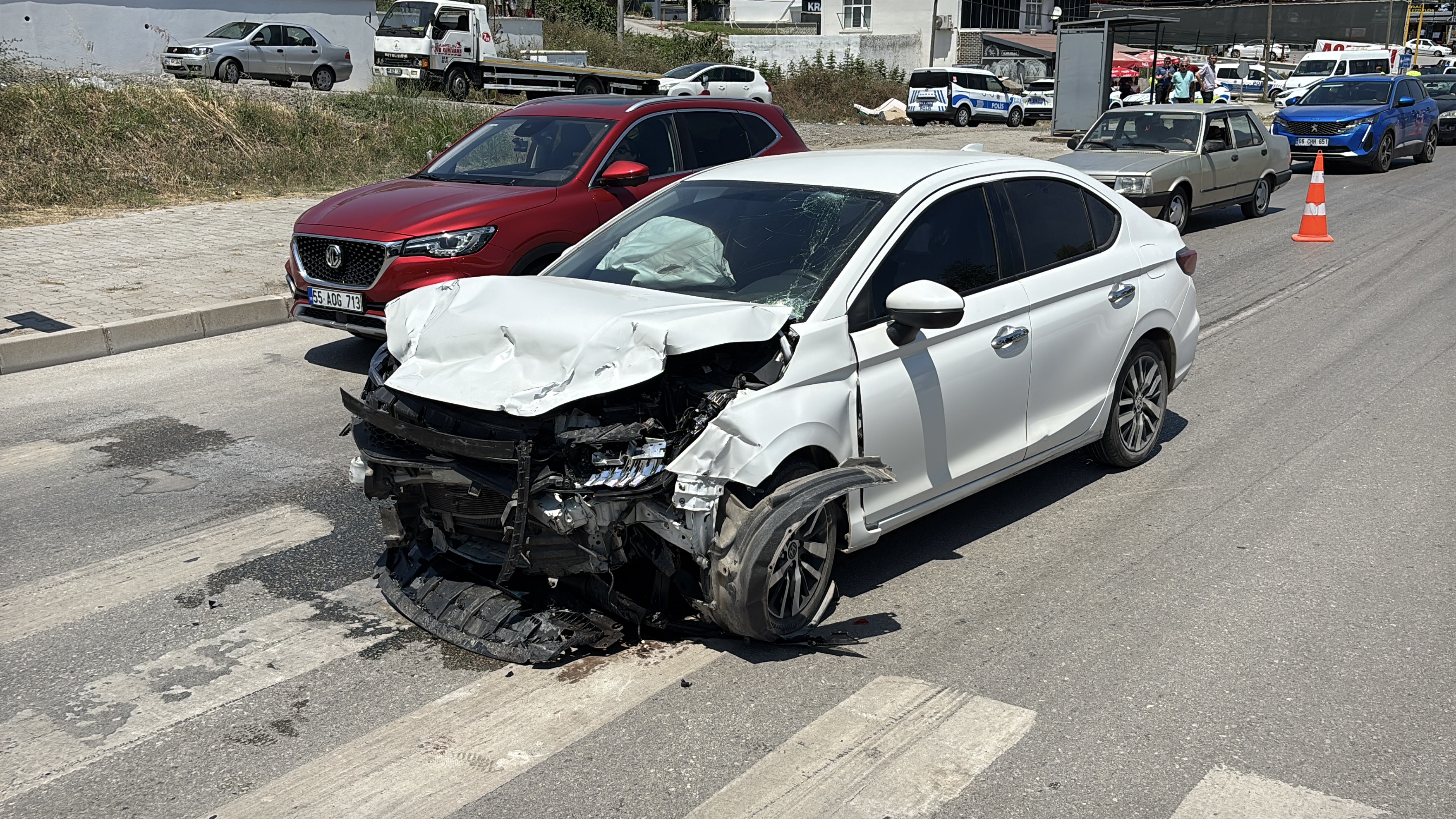 İki otomobilin çarpıştığı kazada 3 kişi yaralandı