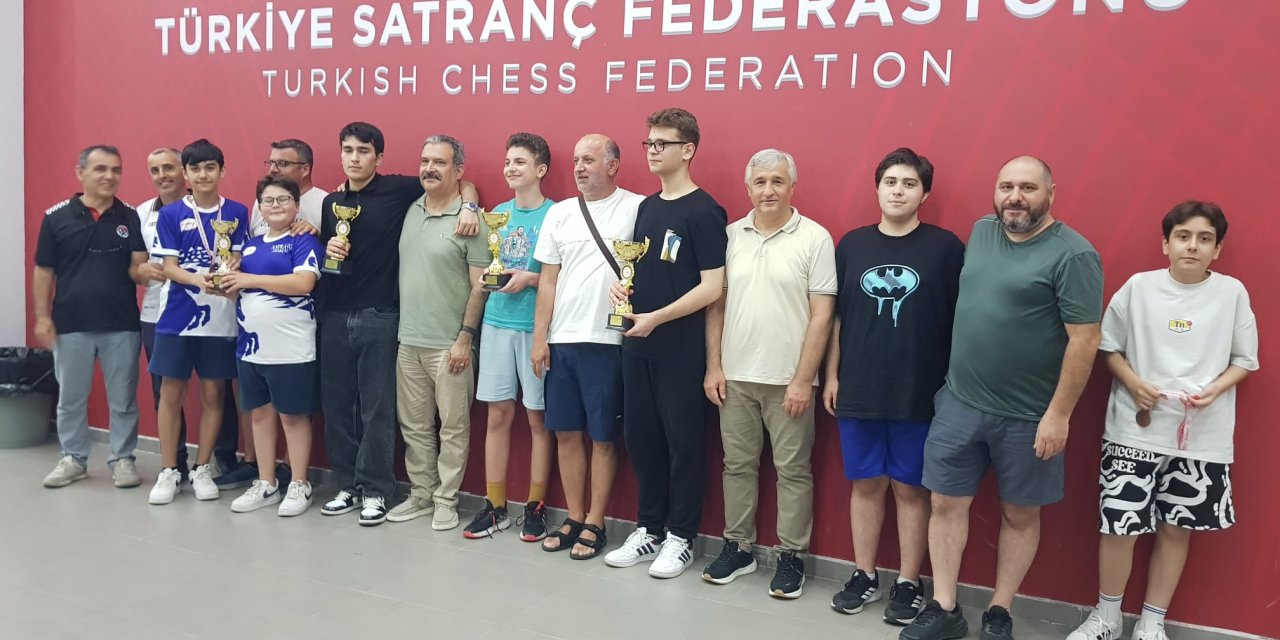 Satranç turnuvası büyük ilgi gördü