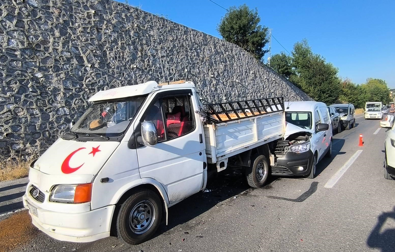 Üç aracın karıştığı trafik kazasında 3 kişi yaralandı