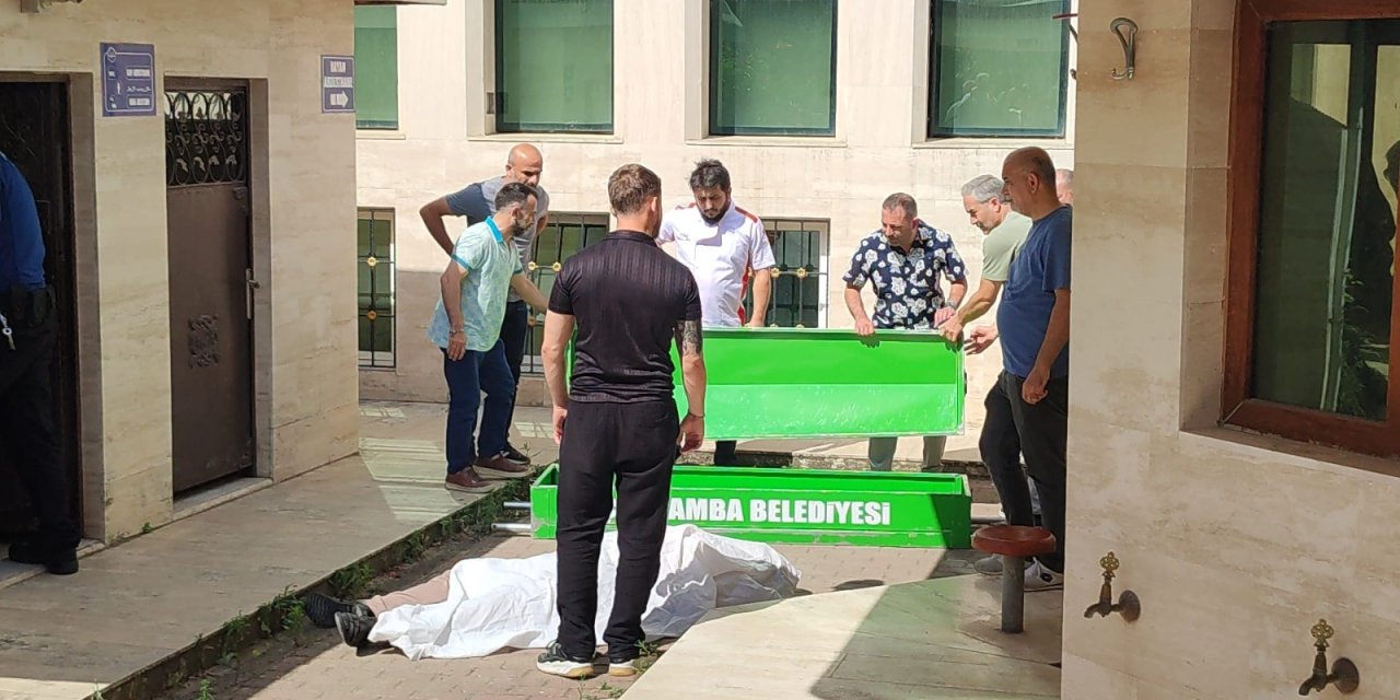 Cami bahçesinde ölü bulundu