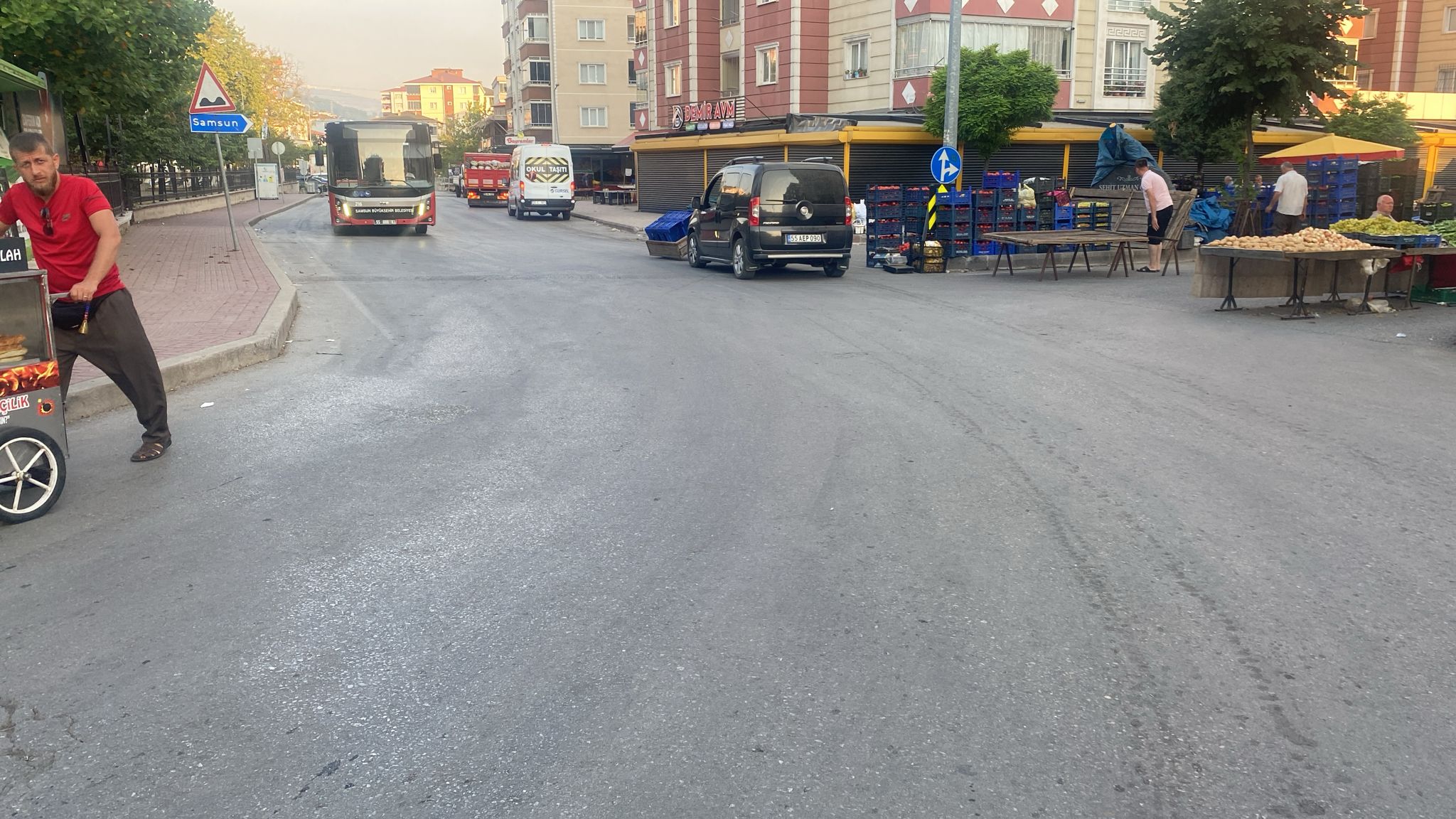 Tekkeköy'de yol üzerindeki pazar tezgahları kaldırıldı