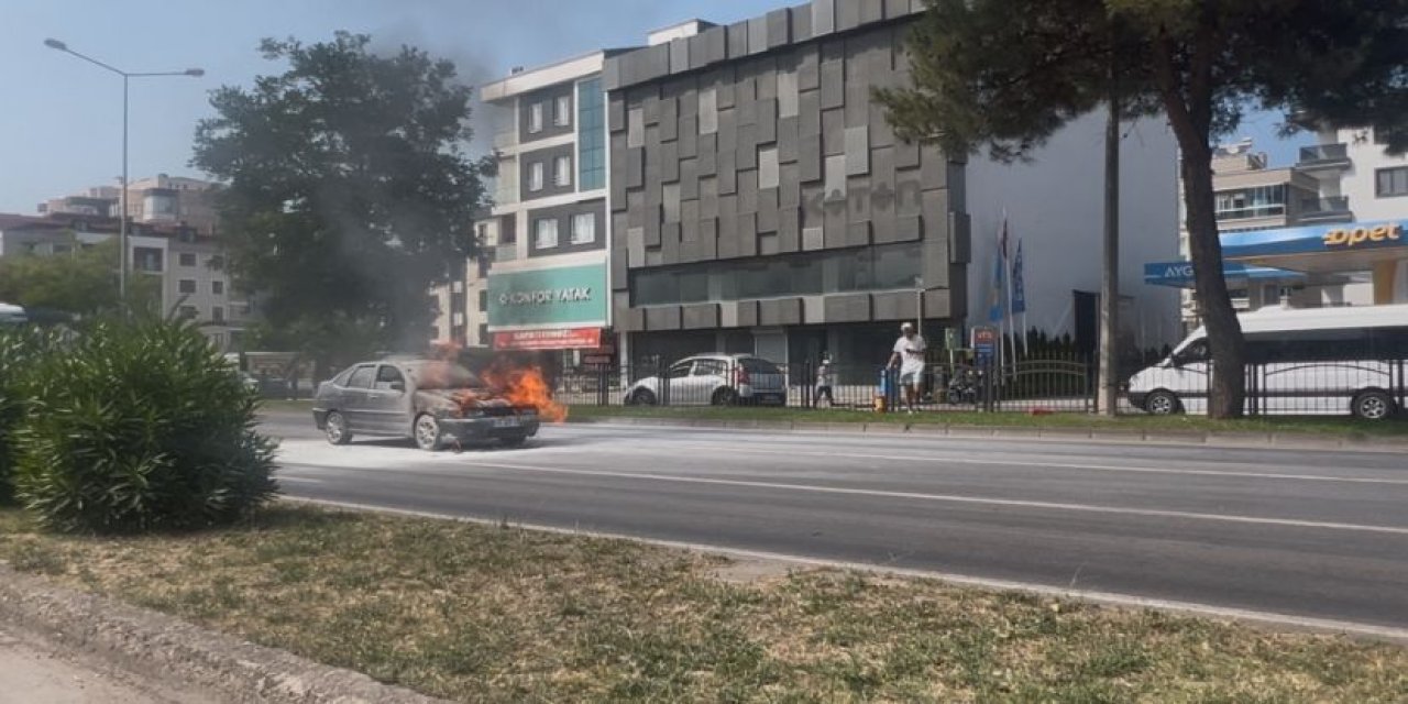 Araçta çıkan yangın itfaiye ekipleri tarafından söndürüldü