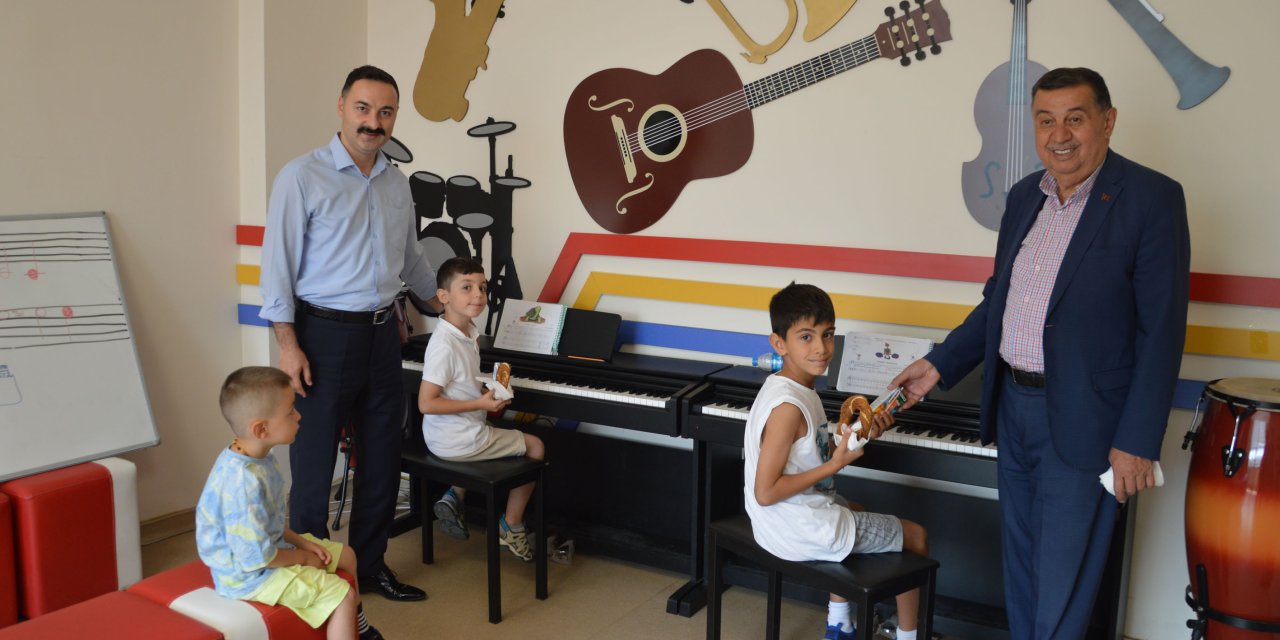 Gençlik merkezini ziyaret ettiler