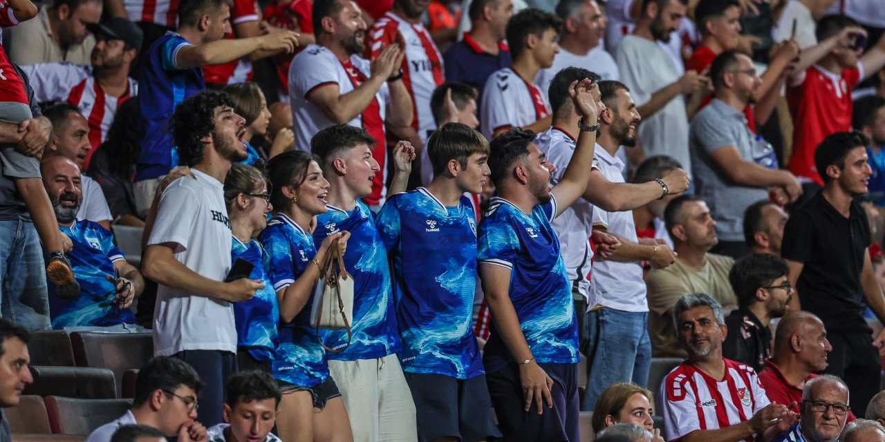Mavi forma tribünleri süsledi