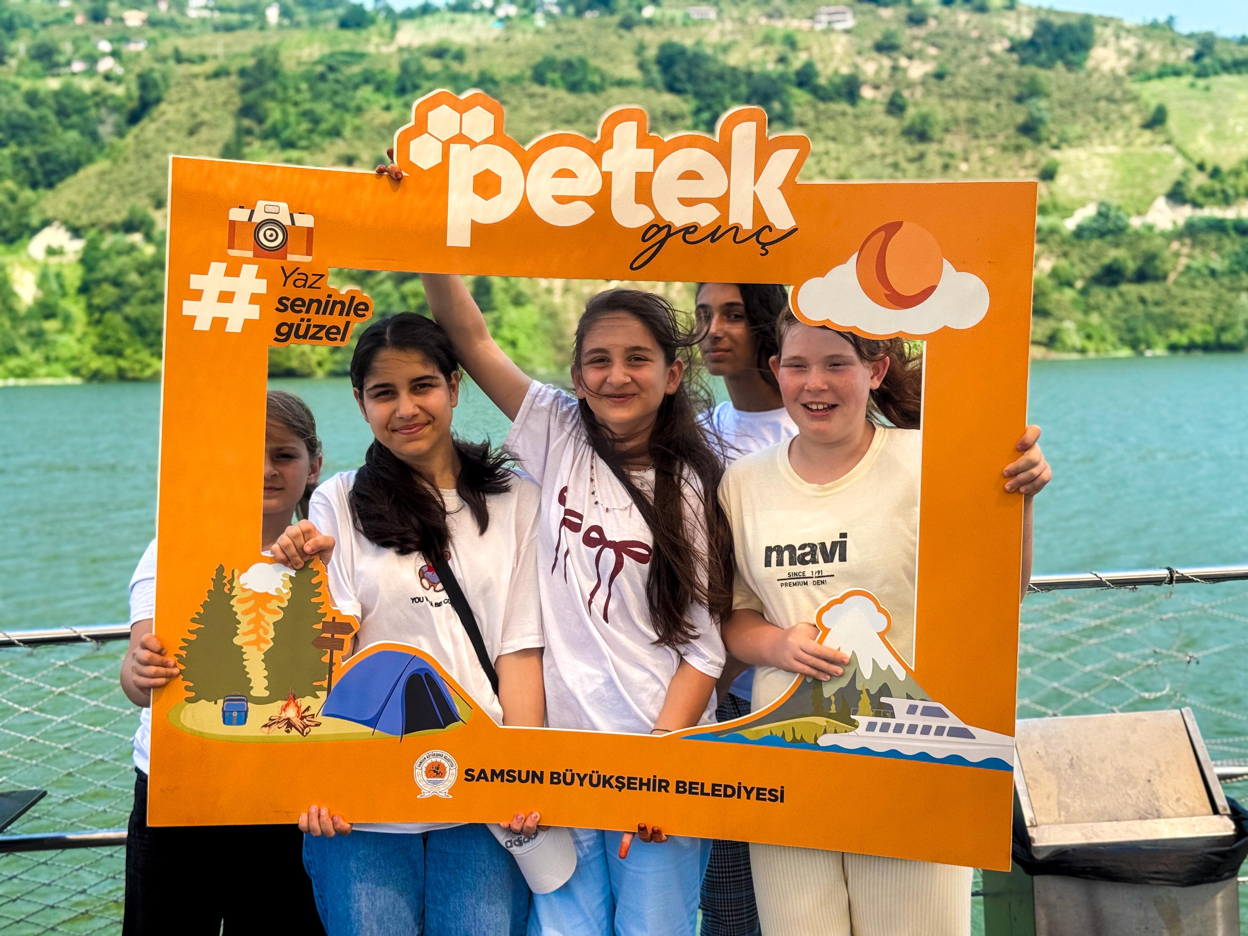Petek genç tüm hızıyla sürüyor