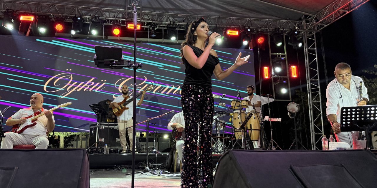 Yaz festivalinde Öykü Gürman konser verdi