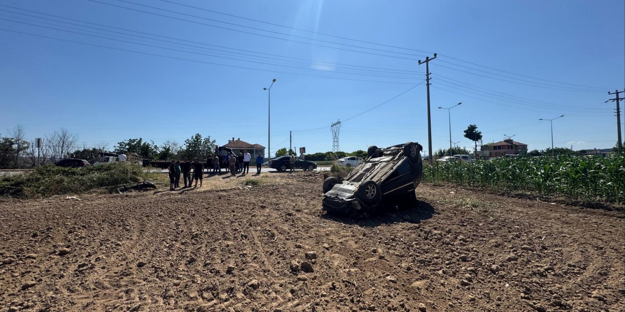Tarlaya devrilen aracın sürücüsü yaralandı