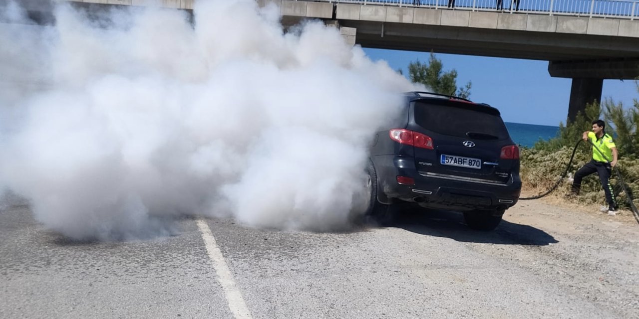 Alev alan otomobil kullanılamaz hale geldi