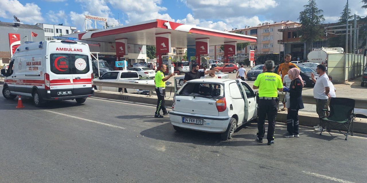 Kamyonla çarpışan otomobildeki yolcu yaralandı