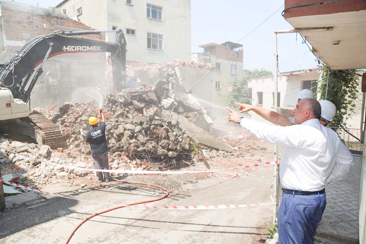 741 Depreme dayanıksız bina yıkılıyor