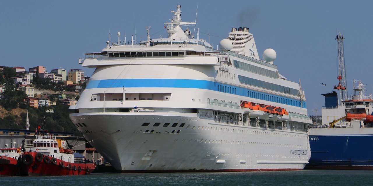Astoria Grande kruvaziyeri Samsun'a geldi