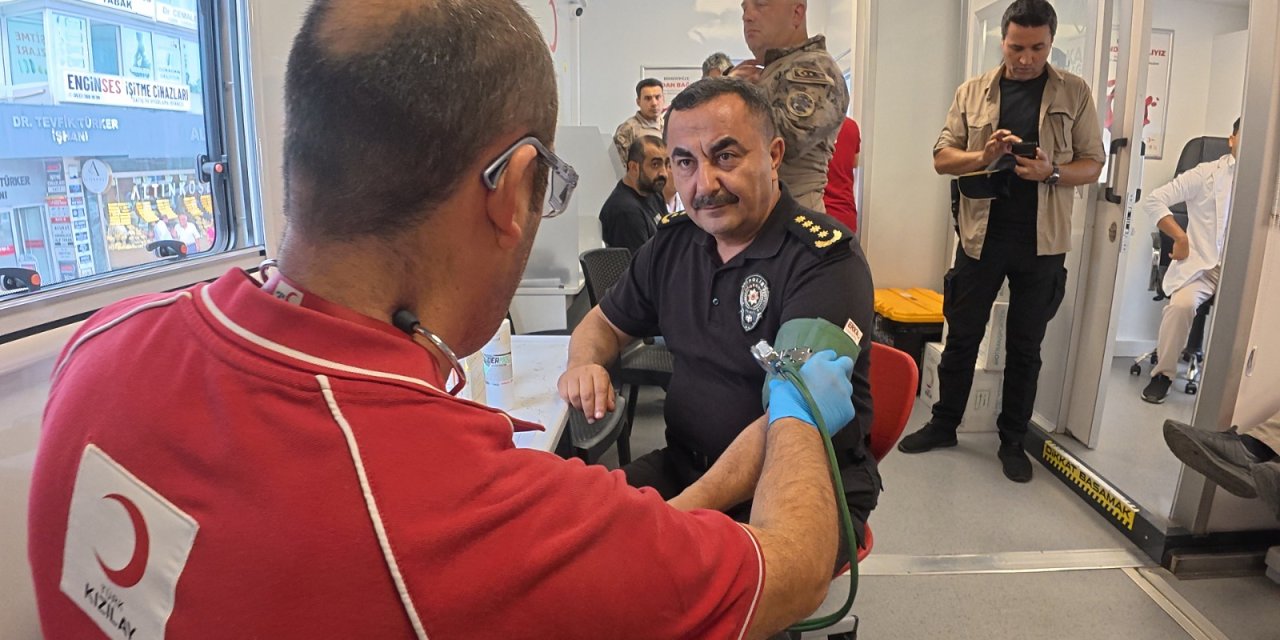 Emniyet personeli ve Yeşilay gönüllüleri destek verdi