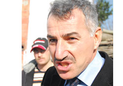 Hasanın evinde Mehmet görünüyor