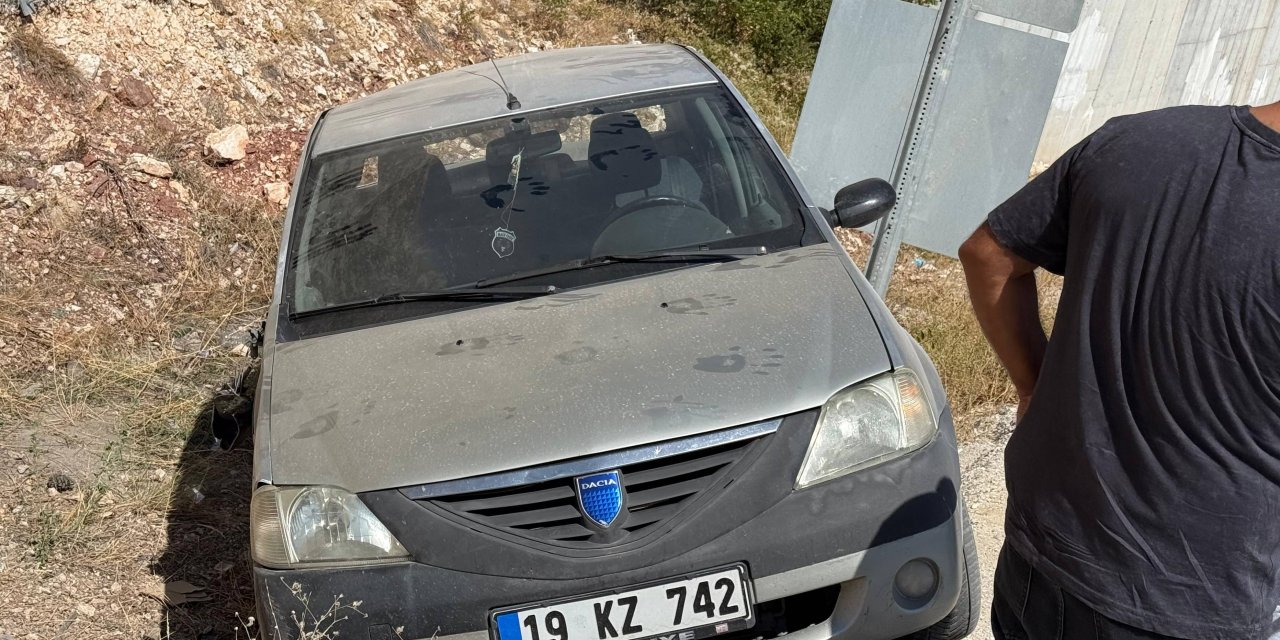Devrilen otomobildeki 4 kişi yaralandı
