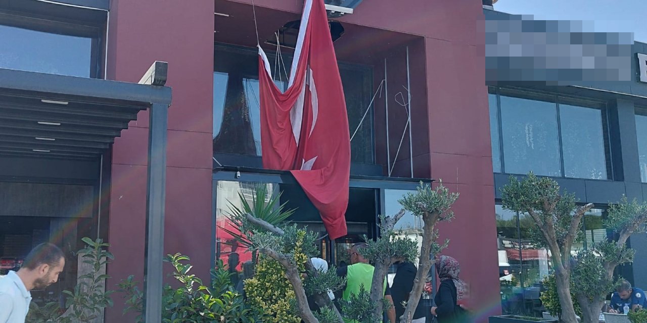 Bayrak asmak için çıktığı yerden düşüp yaralandı