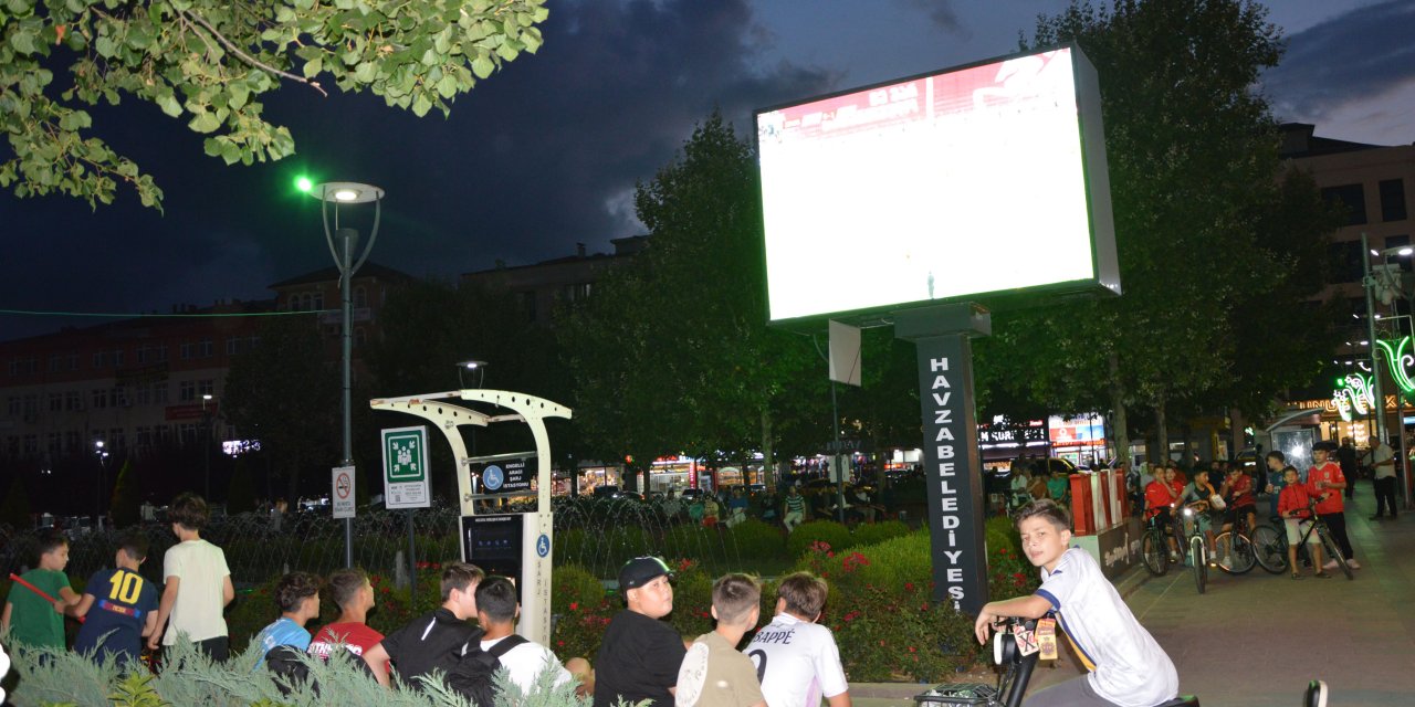 Havza'da maç dev ekrandan izlendi