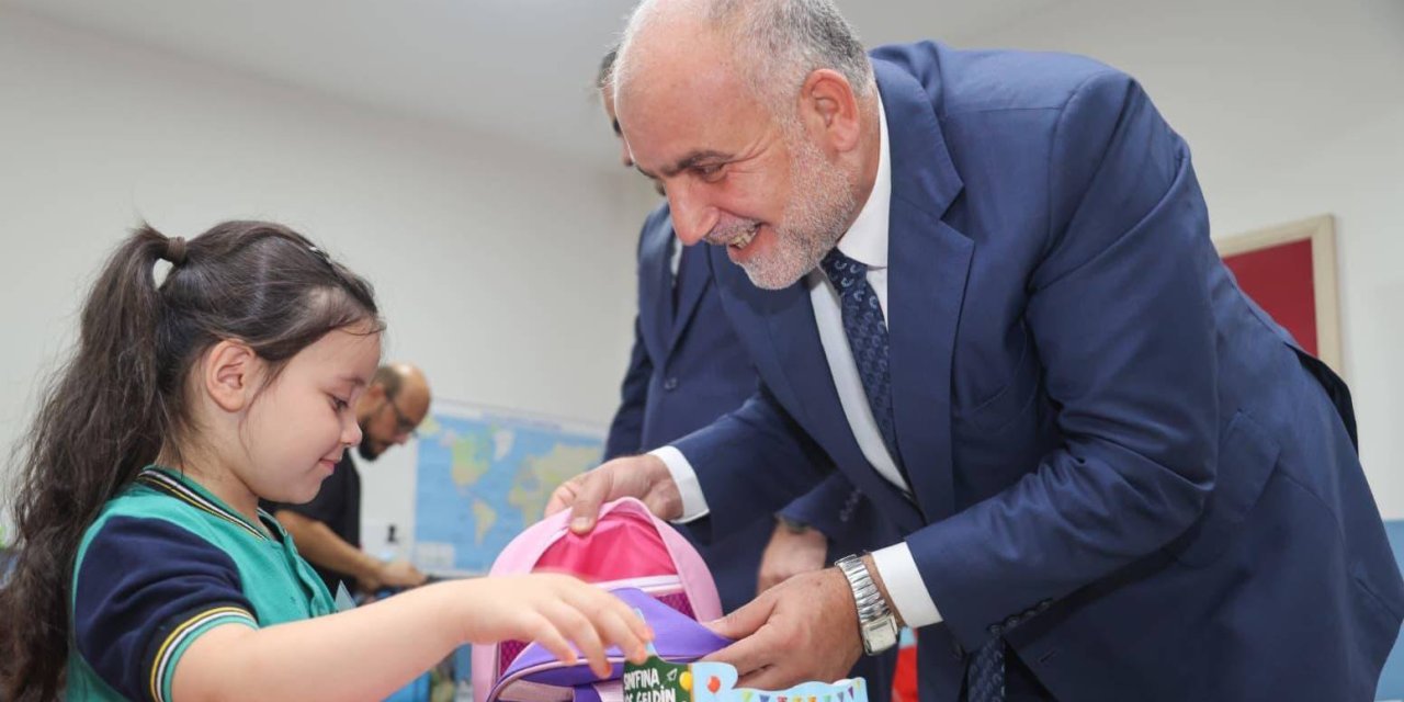 Öğrencilere çanta ve kırtasiye seti hediye edildi
