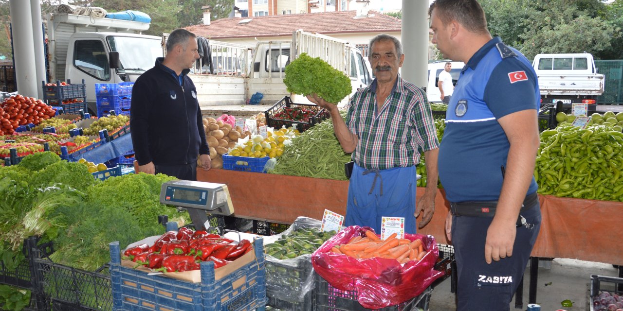 Sebze pazarında fiyat etiketi denetimi yapıldı