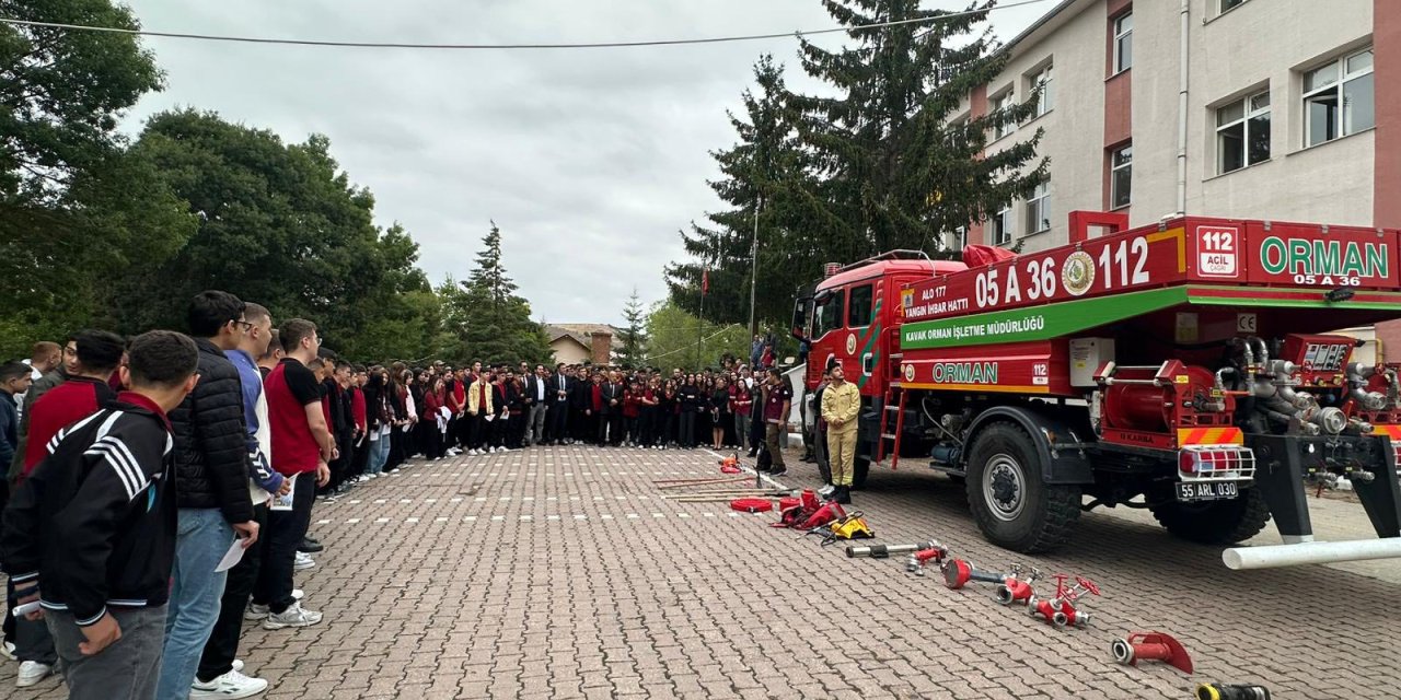 Öğrencilere orman yangınlarıyla mücadele araçları tanıtıldı