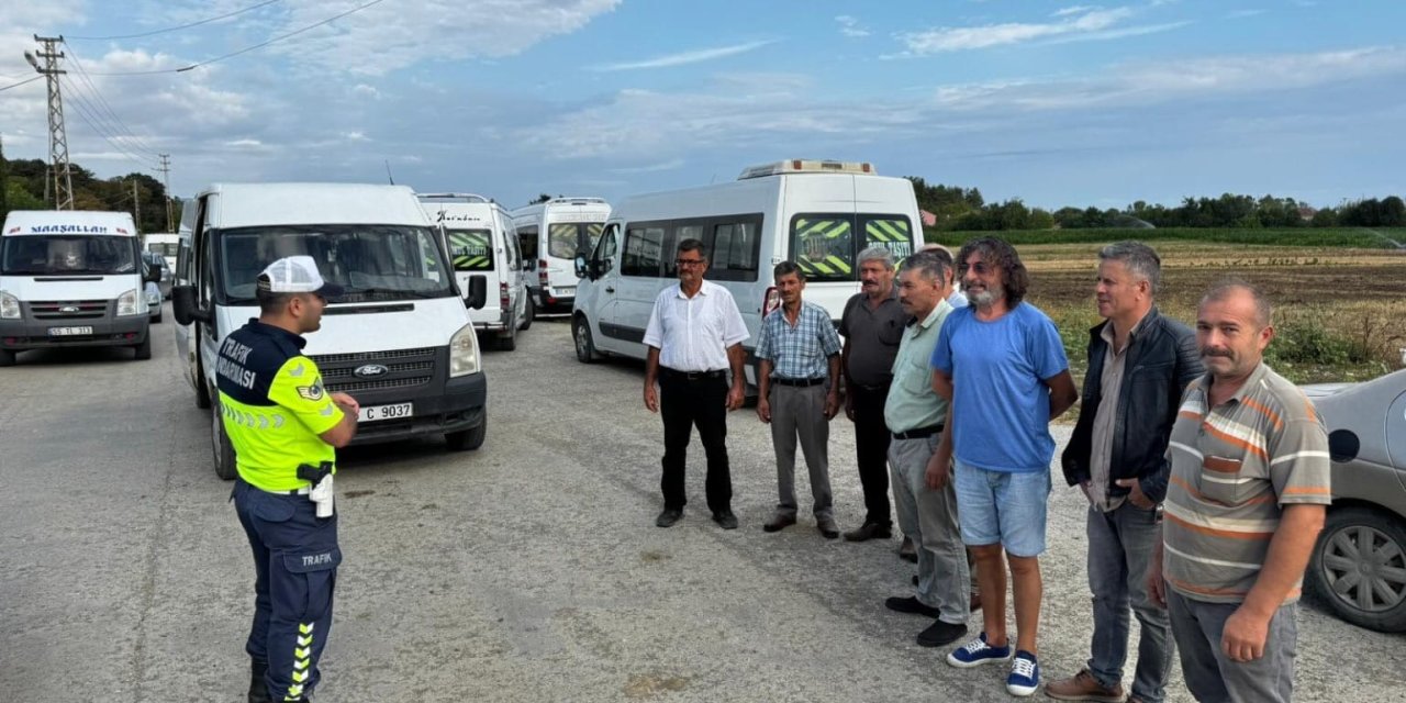 Okul servis sürücülerine trafik eğitimi verildi