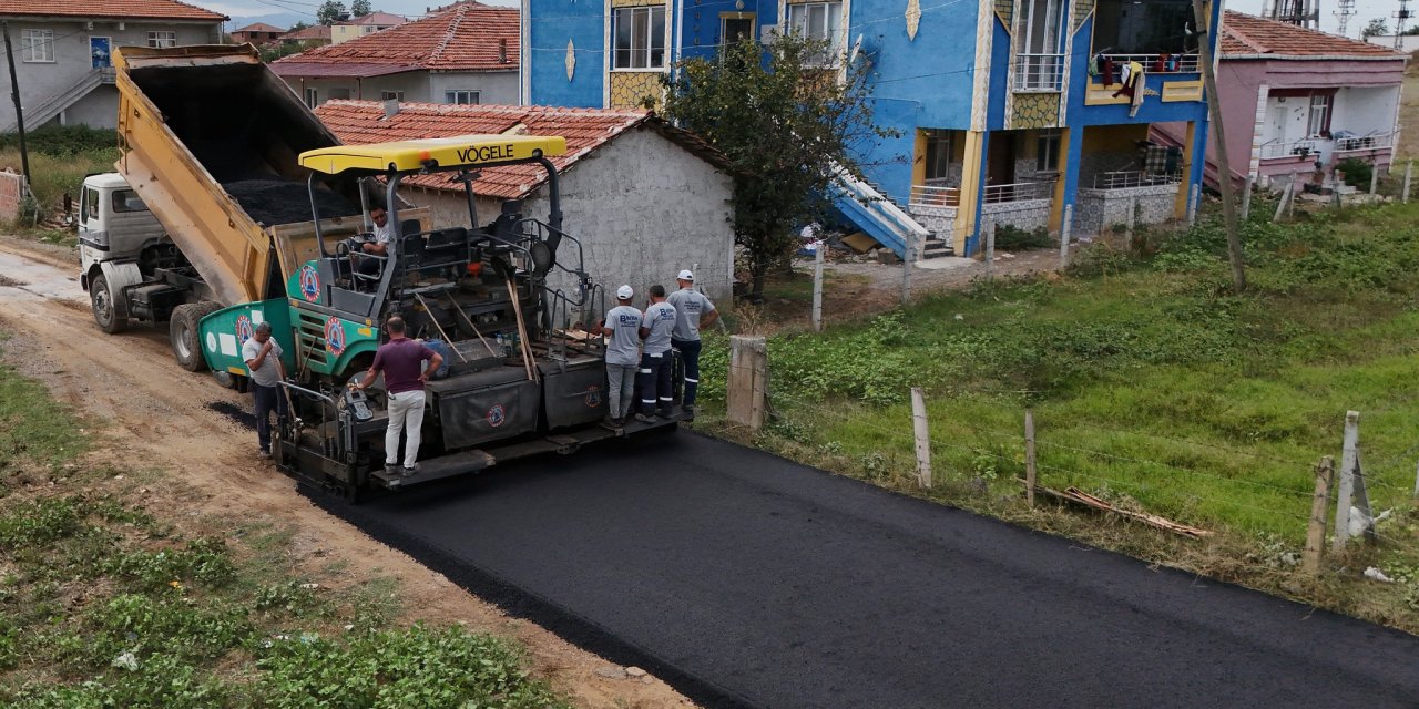 Yol ve kaldırım çalışmalarını sürdürüyor