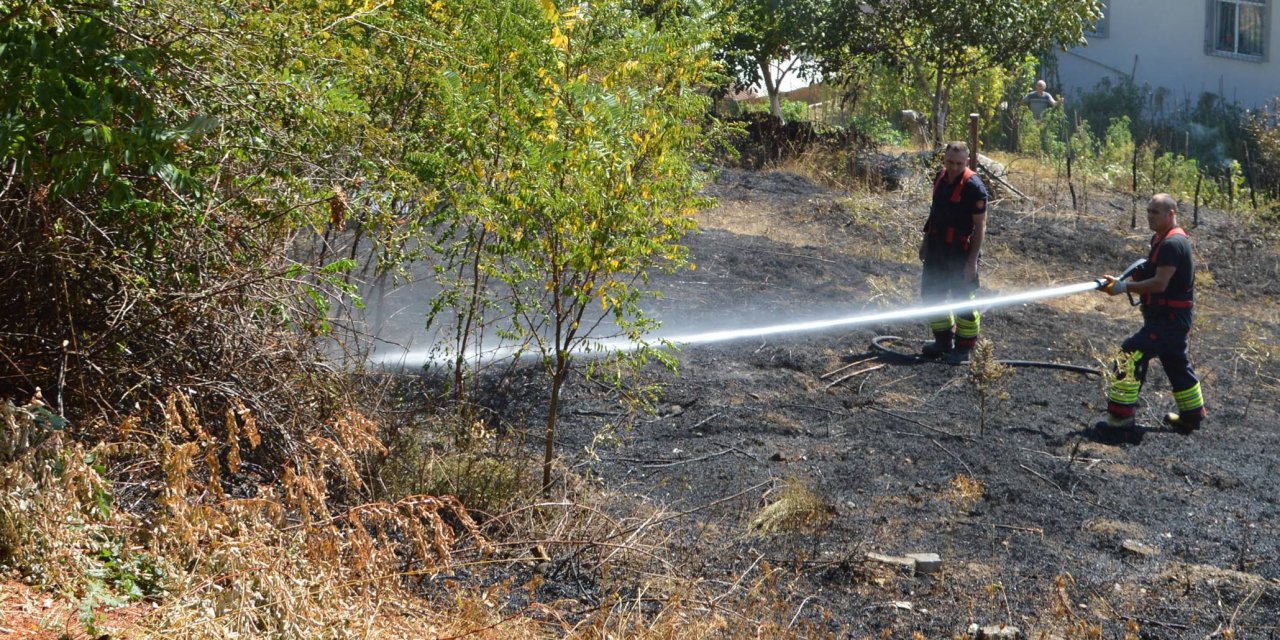 Arazi yangını evlere sıçramadan söndürüldü