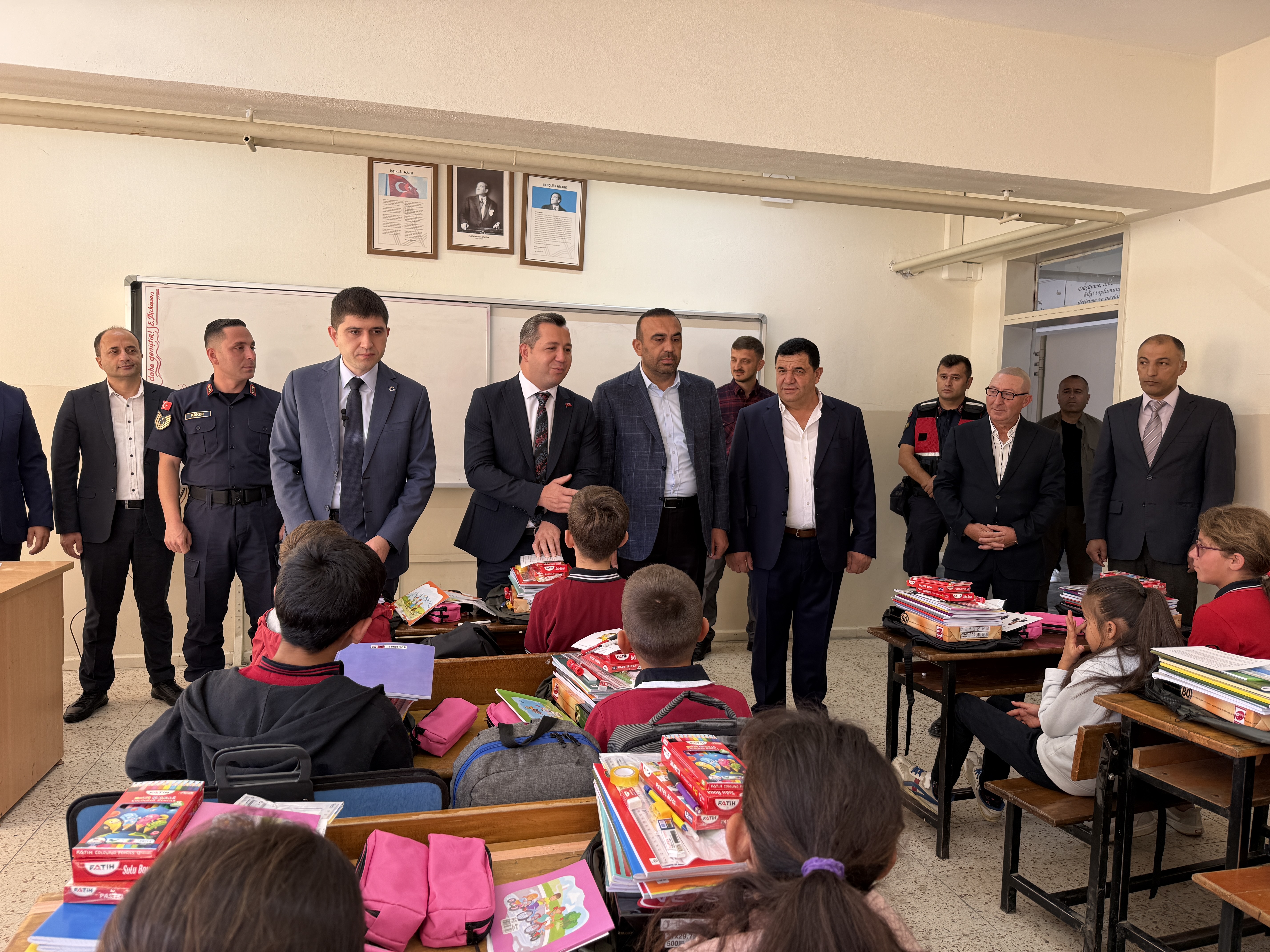 1800 öğrenciye kırtasiye yardımı yapıldı