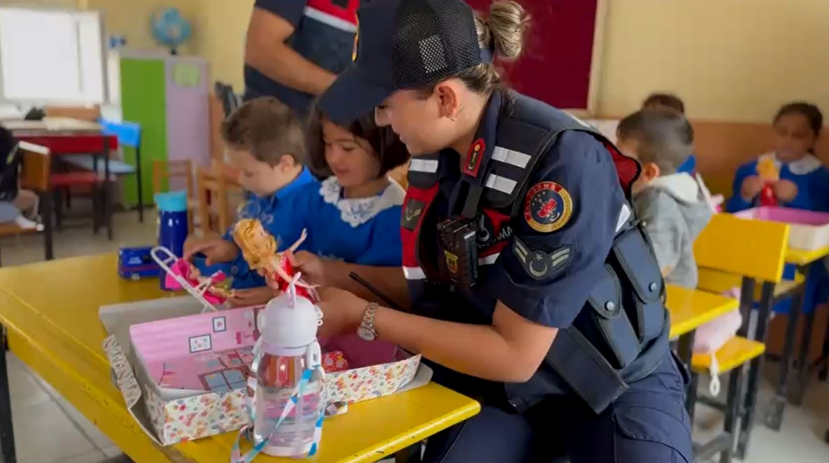 Jandarmadan ilkokul öğrencilerine sürpriz ziyaret