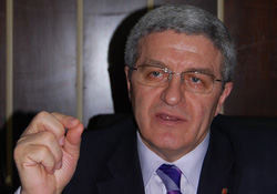 Biri sizi gözetleyecek