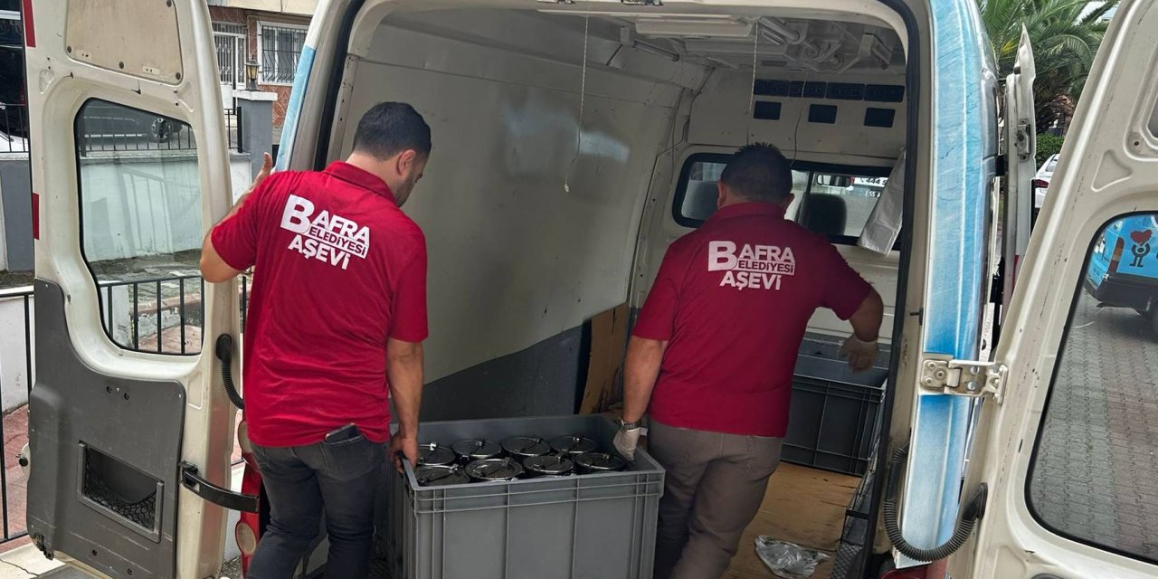 Günlük 1500 kişiye sıcak yemek dağıtılıyor