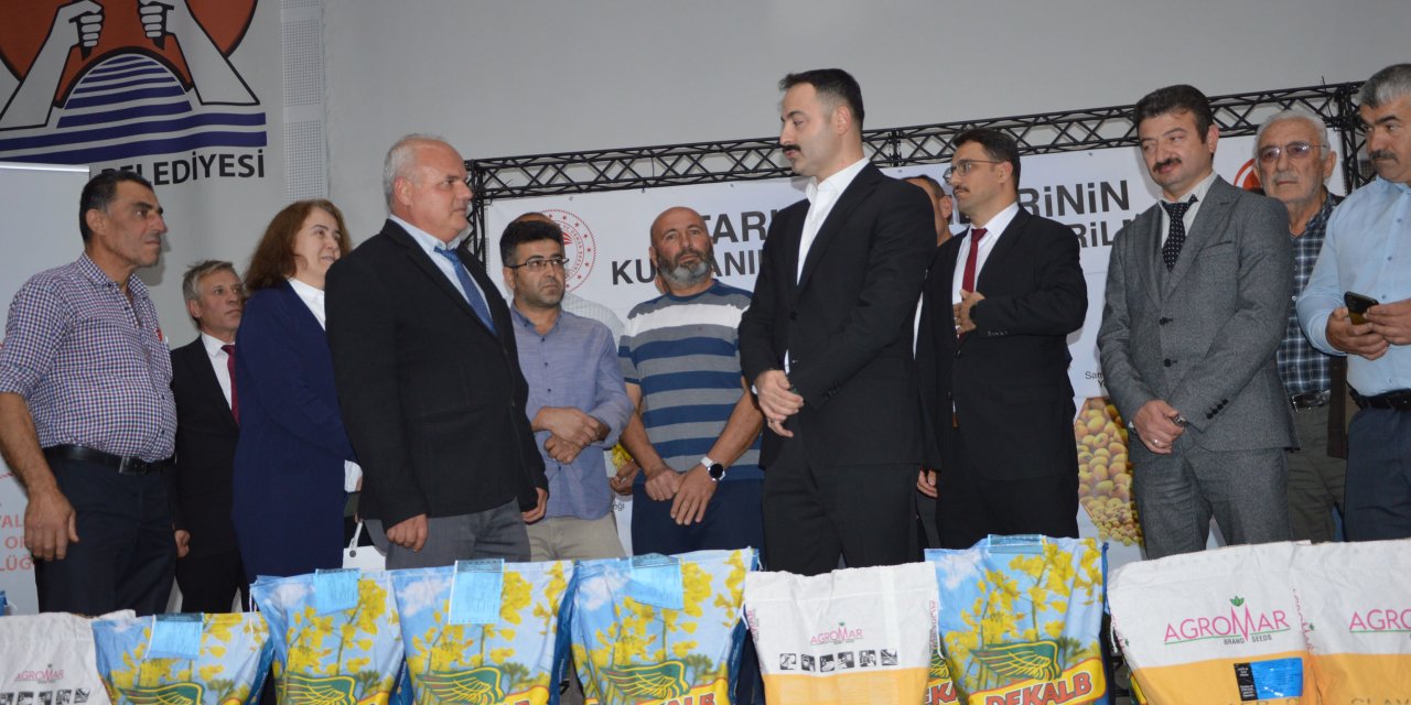 Samsun'da üreticilere kanola tohumu dağıtıldı