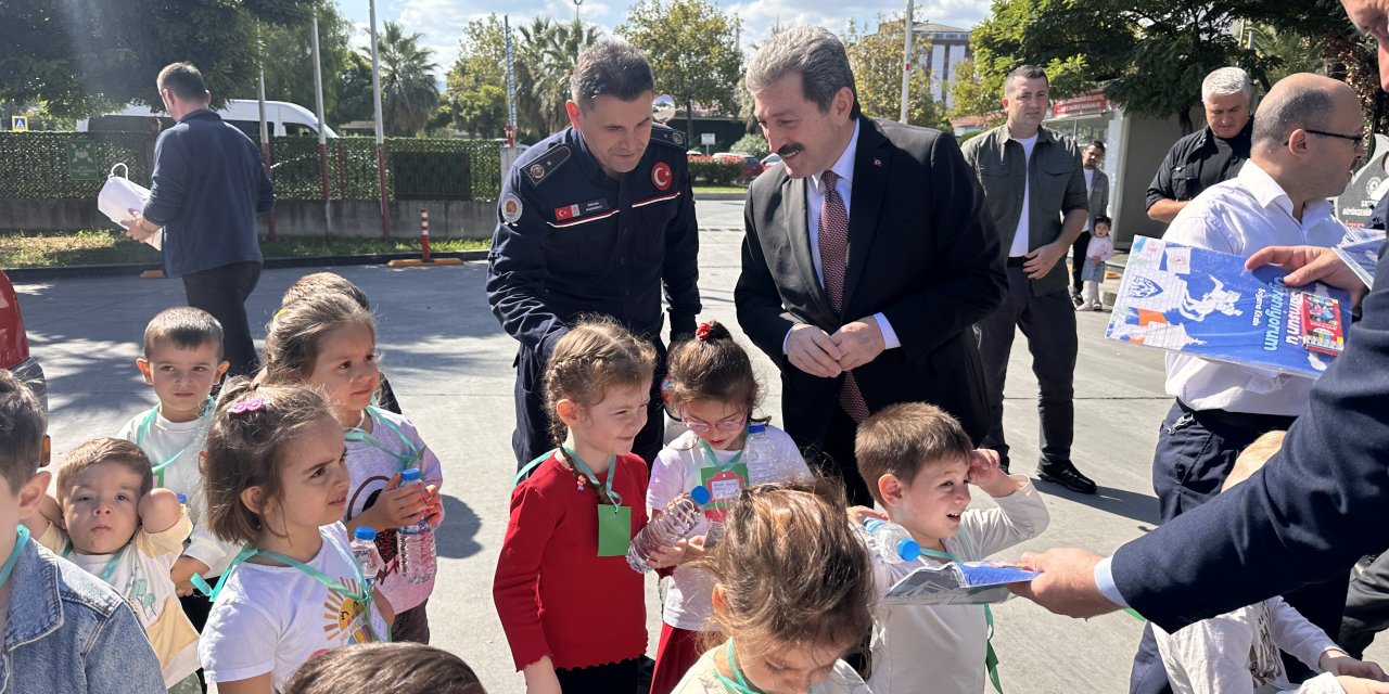 Minik öğrenciler itfaiyeyi ziyaret etti