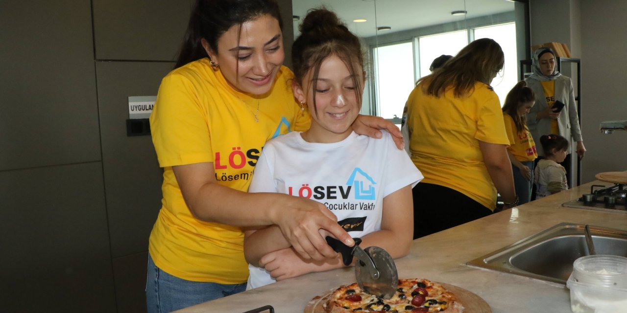 Lösemili çocuklar anneleriyle birlikte pizza yaptı